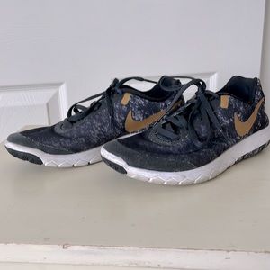NIKE women’s black/gold sneakers